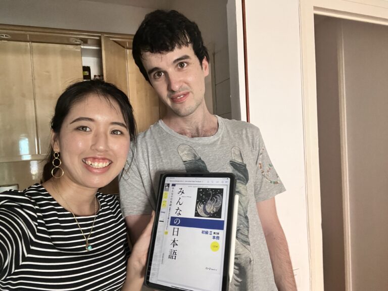 Estudiante repasando japonés en Kamiya Juku. Clases adaptadas para reforzar habilidades y avanzar en el aprendizaje del idioma japonés.